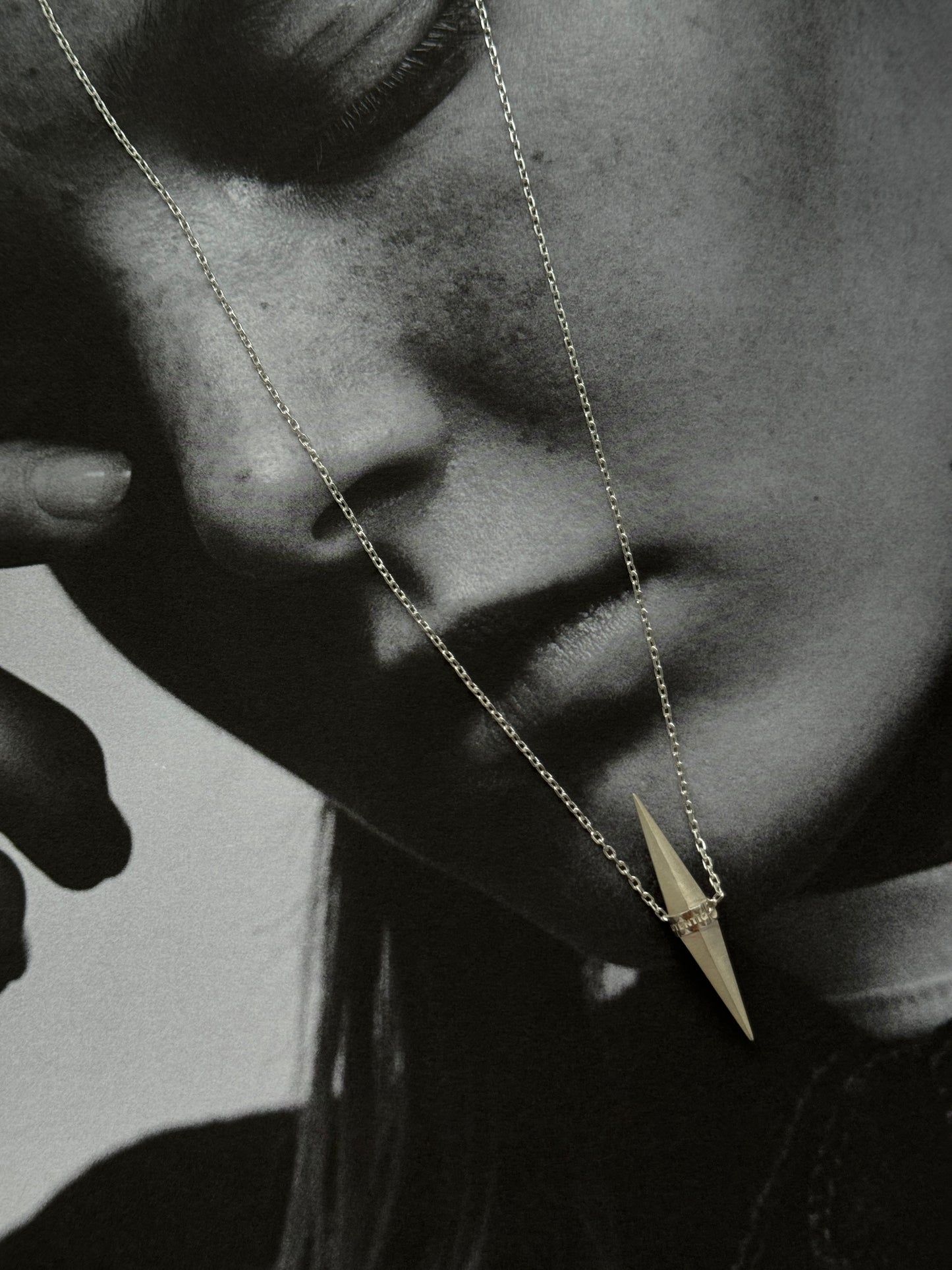 AUTENTIQ PENDANT LONG IN SILVER