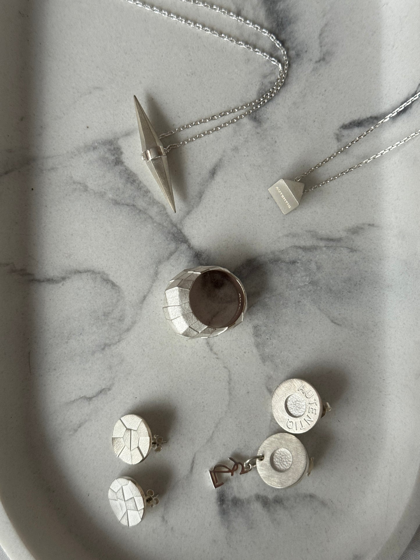 AUTENTIQ PENDANT LONG IN SILVER