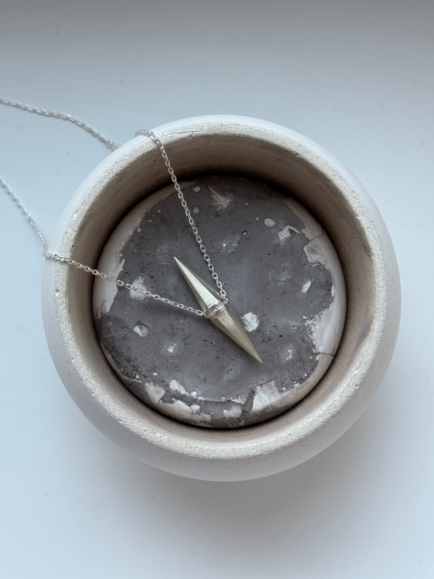 AUTENTIQ PENDANT LONG IN SILVER