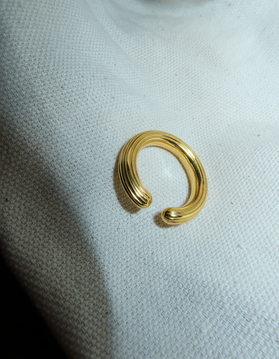 Essence Revealed. Ring 1 gold plated 24K